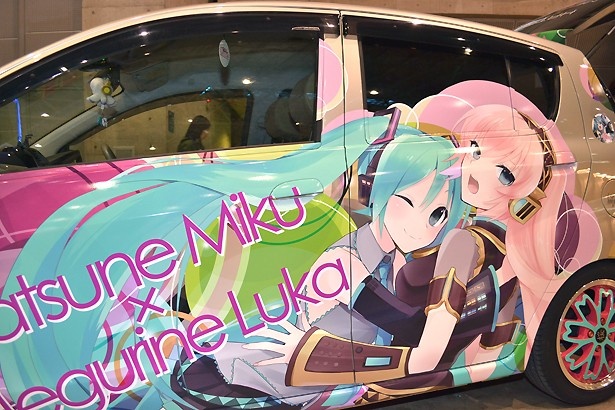 初音ミクと巡音ルカが描かれた痛車