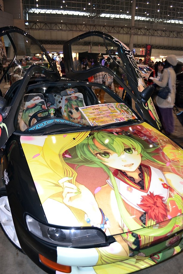 車内にも多数のイラストが描かれている