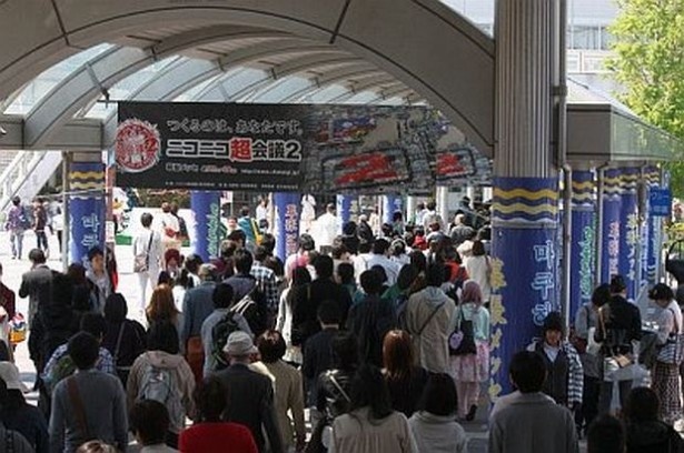  「ニコニコ超会議2」開催直後の海浜幕張駅の出口の様子