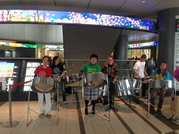 「Panorama Steel Orchestra」も出演。館内に突如現れて演奏する「ヒカリエ楽団 Music On Sunday」