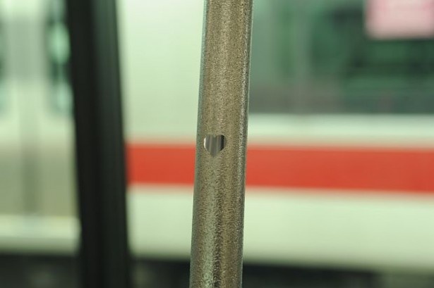 「Shibuya Hikarie号」は1車両の手すりに1つだけハート形が隠れている