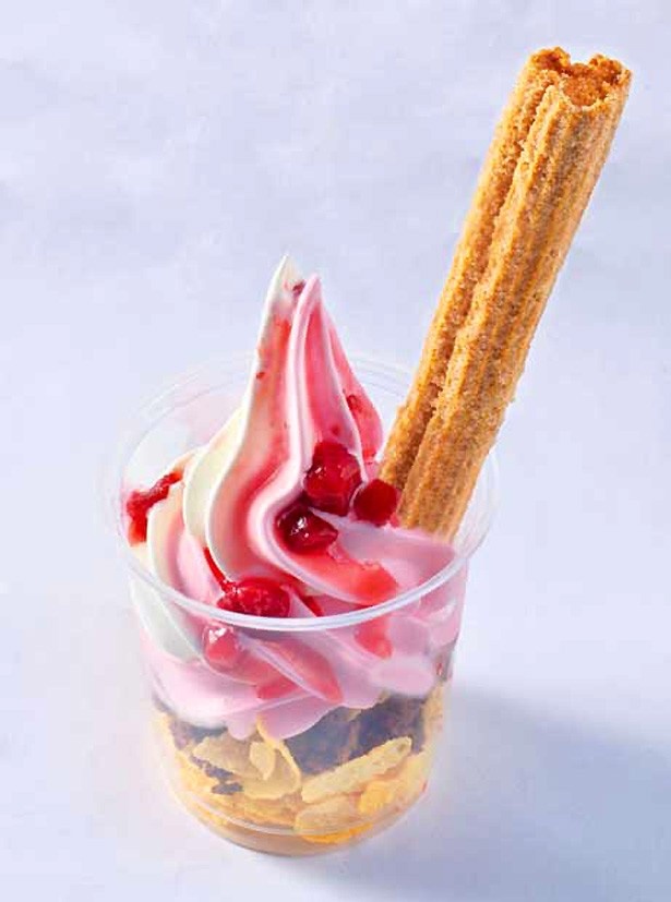 「クリッターサンデー(ミッキーチュロス＆ミックスソフトクリーム)」(450円)