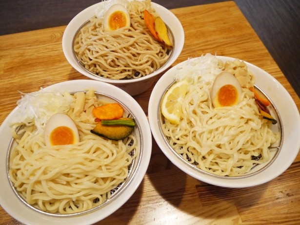 既存メニューの“小麦のエスプレッソ”KK100（写真奥）、“手もみの優しさ”TM3（手前右）に加え、新たに“小麦の大吟醸”大吟醸T2G（手前左）が登場