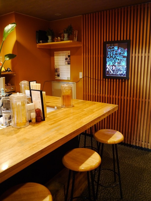 「宮田麺児」の店内は、1階がカウンター席、2階がテーブル席になっている