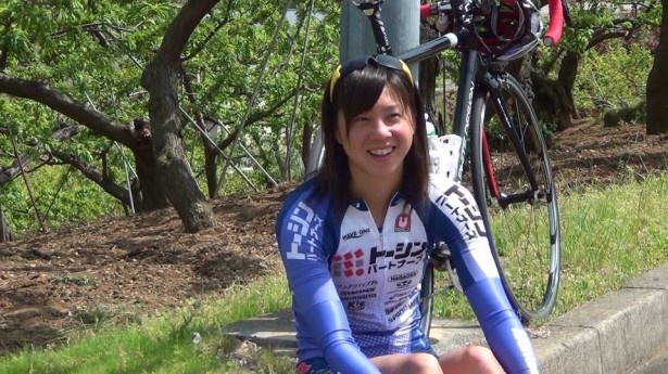 【写真を見る】練習の合間に、リラックスした佐藤優香選手。基本的に、毎日3競技すべてを練習するという