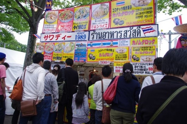 人気のお店には行列が