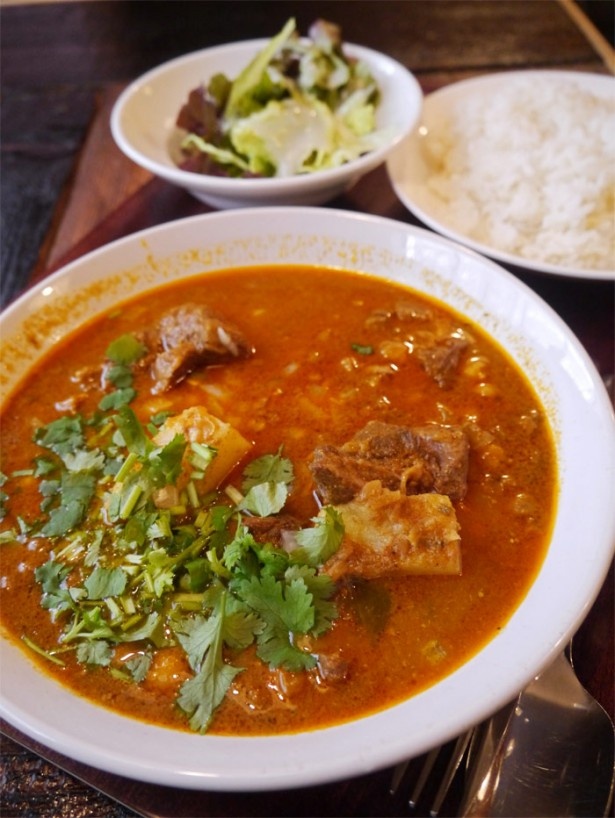 新メニューの「ひよこ豆と羊のカレー（ミニサラダ・コーヒー付）」￥900