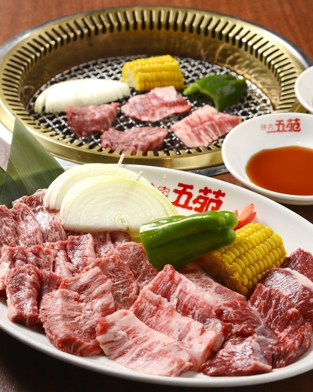 焼肉五苑 なんば店では、ロースやカルビのほか、アバラ、ハラミ、焼野菜など全6品の「オールスター」（2079円）が半額の1039円に！