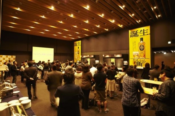 抽選で選ばれた多くの招待客が楽しんだプレミアム角瓶大試飲会