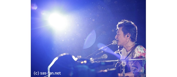 桑田の歌声に涙する観客も