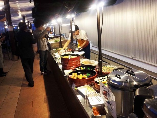 空港内のレストランが用意する約25種類の料理はバイキング形式の食べ放題だ！