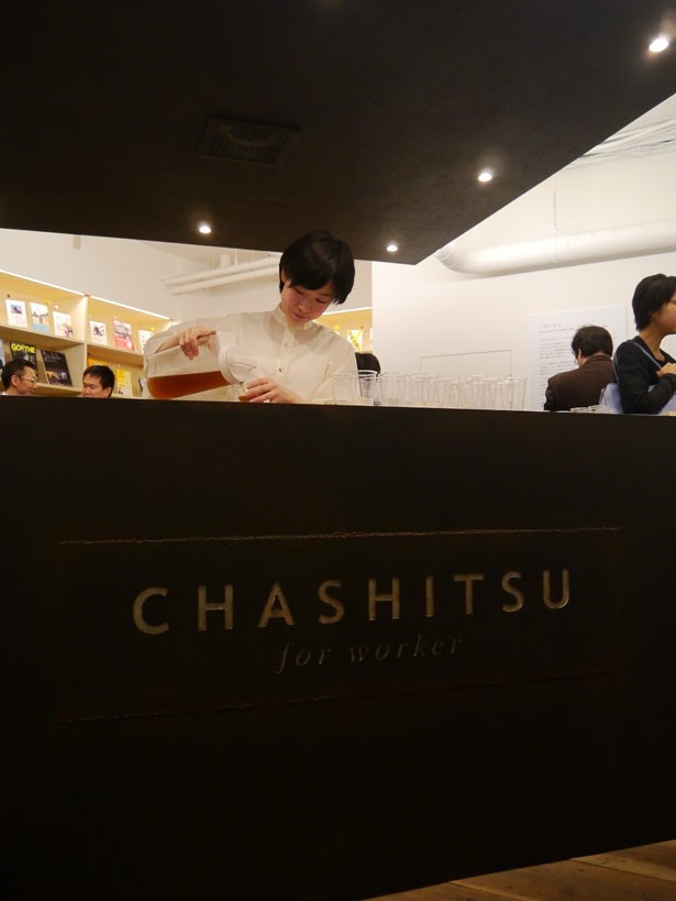 1階に設置されたキューブ型のカフェブース「CHASHITSU for worker」。ハーブティなどのお茶や和菓子を販売。
