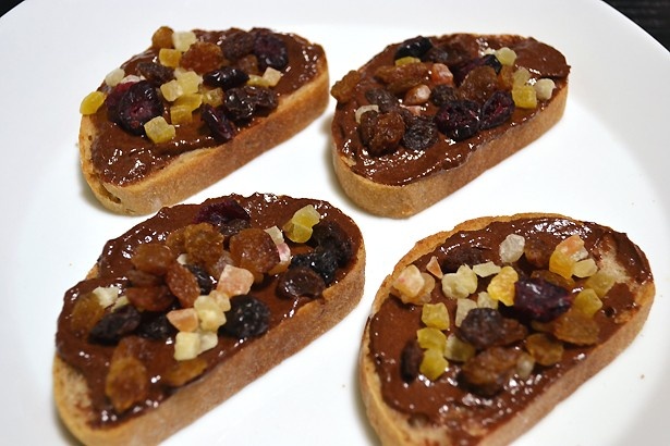 【写真を見る】ラスクとムースの食感が融合したチョコレートラスク