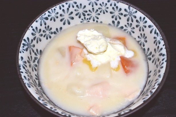 食べる前にトッピングするだけでコクと風味が増すコクアップ！クリームシチュー