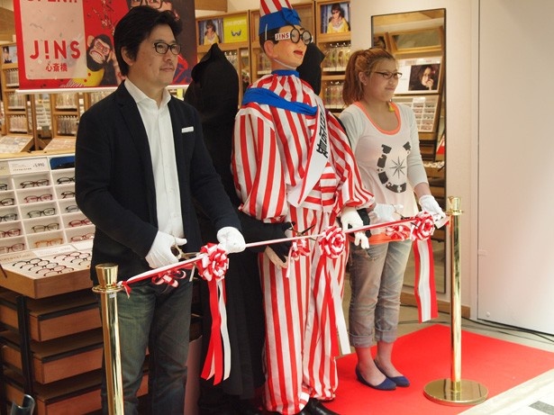 テープカットには左からジェイアイエヌ・田中社長、くいだおれ太郎一日店長、JINSPC愛用のお客様代表の方が参加