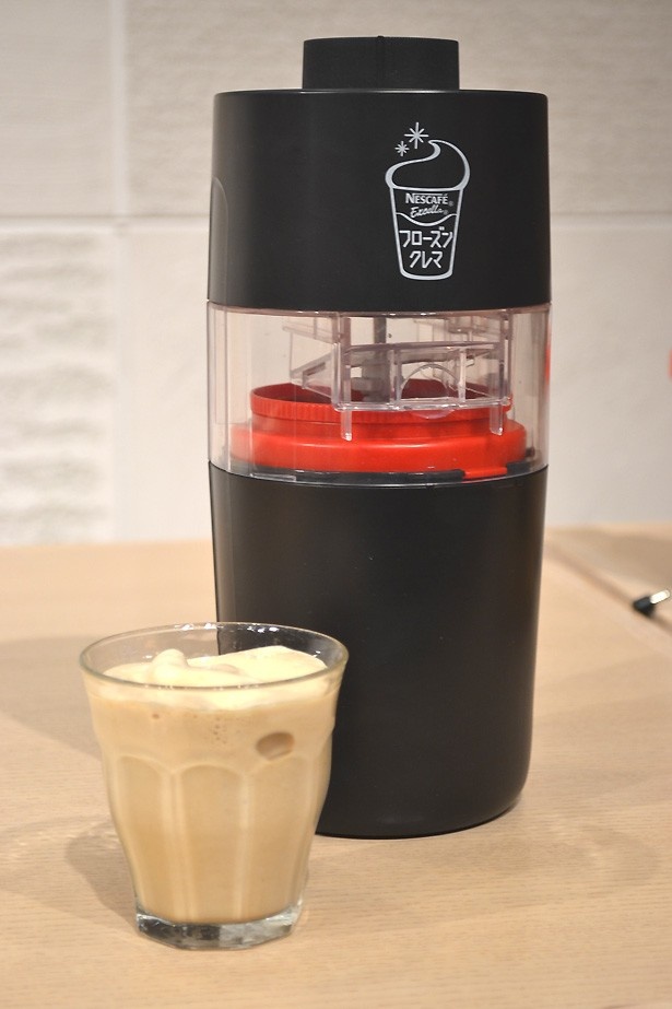 【写真を見る】“ひやふわっ”とした新食感の凍った泡「フローズンクレマ」が作り出せるマシン