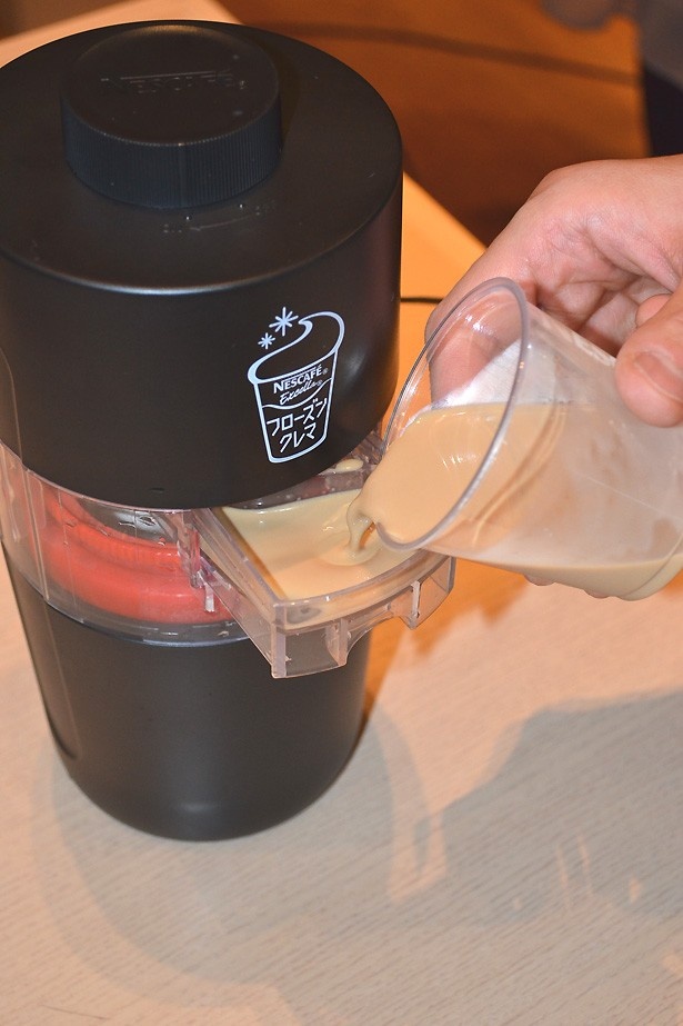常温のコーヒーを入れてスイッチオン