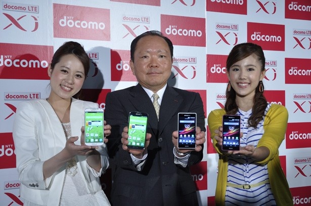 GALAXY S4とXperia Aのツートップを手にフォトセッションを行う徳広支社長