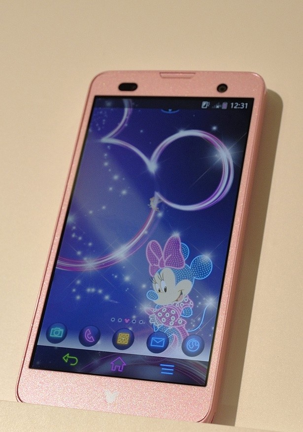 背面のイルミやスマホピアスがきらめく「Disney mobile on NTT docomo F-07E」。持っているだけで楽しくなる演出がいっぱいだ