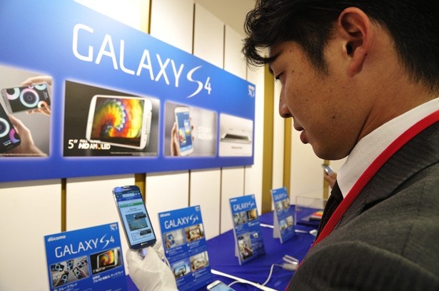 顔を認識し、首を傾けるだけで画面のスクロールができる「GALAXY S4」