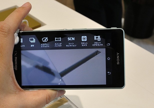 Xperia Aのカメラ画面。多彩な機能を搭載。スリープ時にはカメラボタンを長押しするだけでカメラが立ち上がる高速起動カメラも同機種だけ。夏モデル最速の5月17日発売