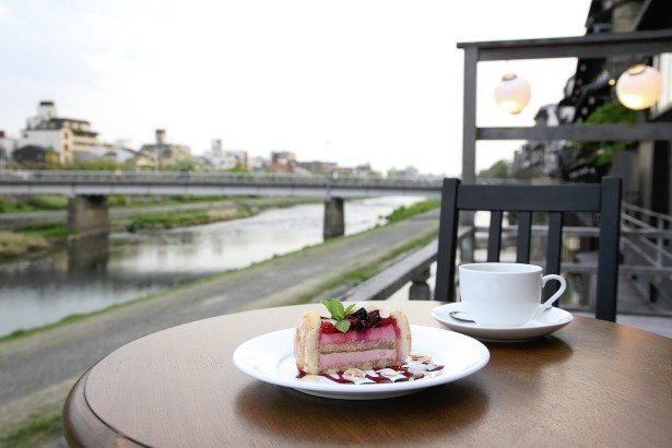 Kawa Caféからゆっくり鴨川を望みながらフランボワーズケーキ(600円)を味わいたい