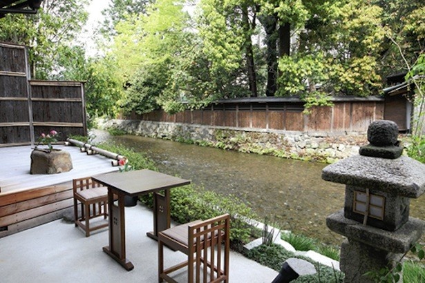 店の前にある川底まで澄んだ白川では6月にホタルが飛び交う