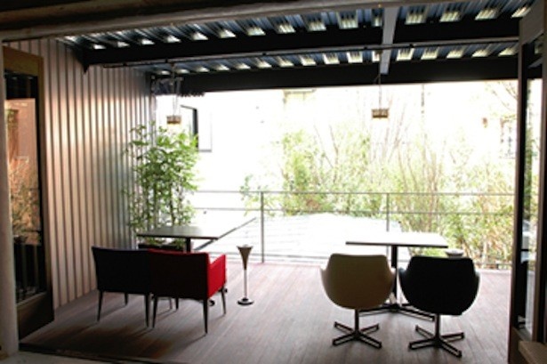 【写真を見る】GREEN HOUSE Silvaのテラス席は森の中の別荘のよう