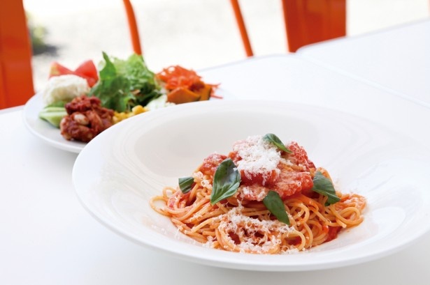 パスタランチ(800円)は完熟トマトとバジルのトマトソースなど3種類からチョイス