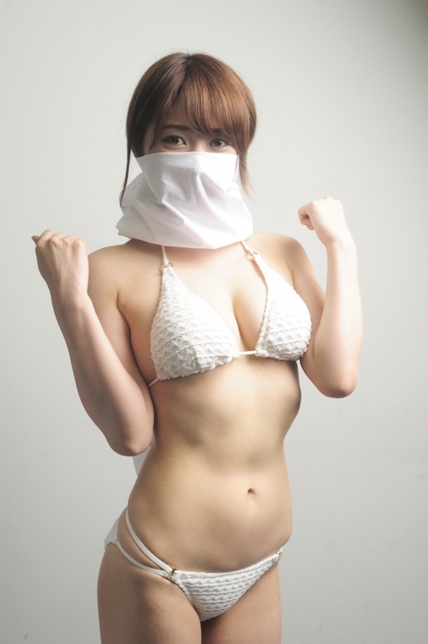 【写真を見る】全メンバーのセクシーソロショットをチェック！　彼女は身長164cm、B89W60H88