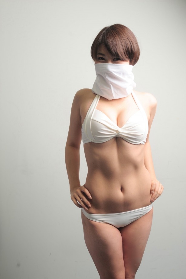 彼女は152cm、B89W58H86