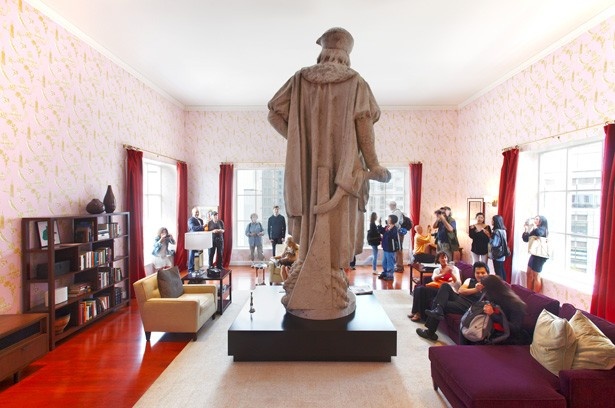 コロンブス像をリビングルームで囲ってしまった作品「Discovering Columbus」