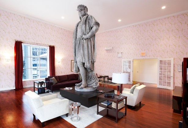 コロンブス像をリビングルームで囲ってしまった作品「Discovering Columbus」