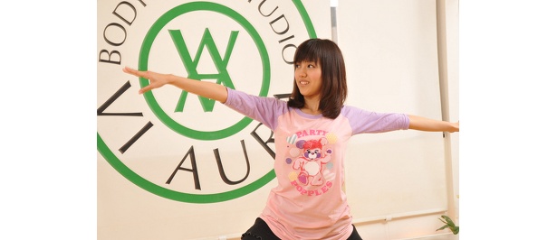 両手を広げてピシッと