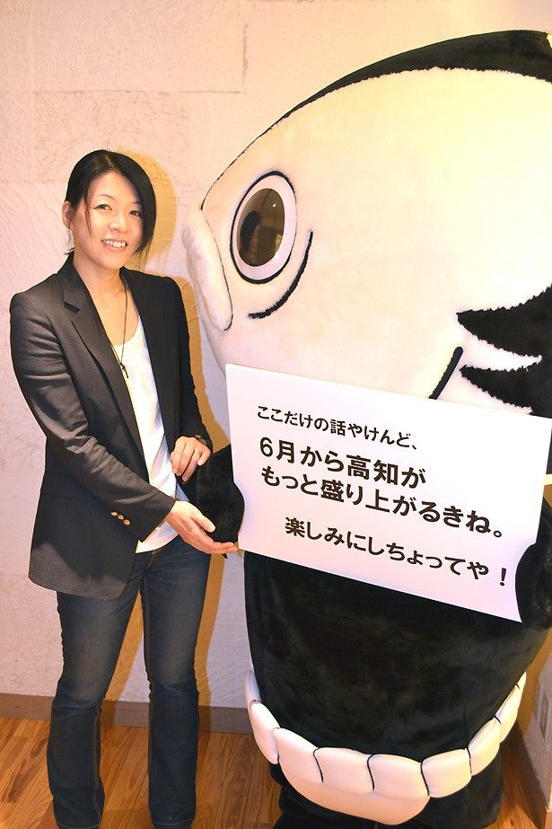 【写真を見る】高知県の今後について語るカツオ人間と有川浩さん