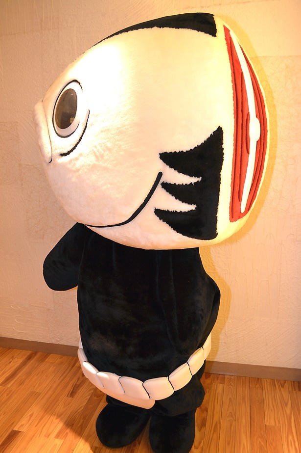 背面はこんなデザイン！なかなかすごいものがある