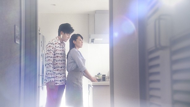 主婦の後ろに、突如きのこの精が出現！