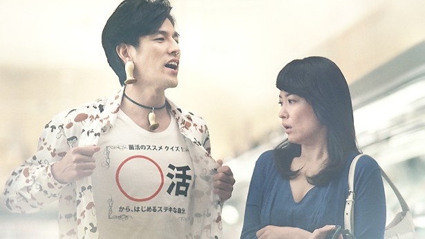 Tシャツを見せつけるきのこの精