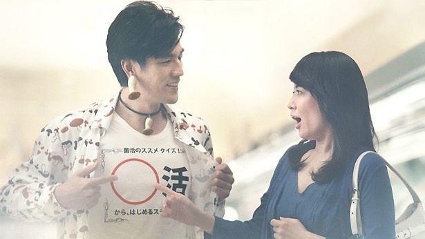 恥ずかしがりながらも、言葉を入れようとする主婦