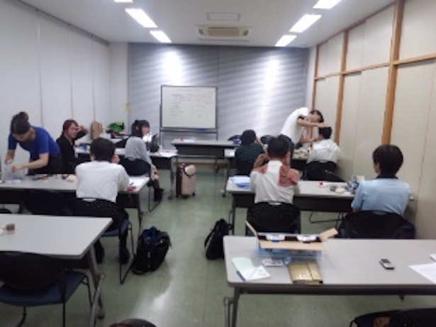 講座受講中の風景にはYシャツ姿のサラリーマンもちらほら