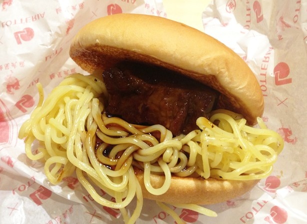 厚さ3cmほどのチャーシューがゴロリと入る