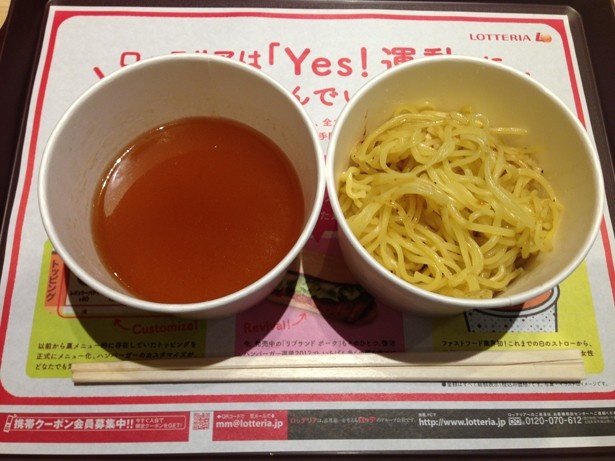 替え玉はカップに入って運ばれてくる