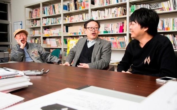 写真左から、ギャグマンガの未来について熱く語るひさうちみちお先生、竹熊健太郎先生、おおひなたごう先生。関西ウォーカーに掲載している3人の対談も必読！