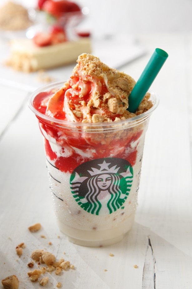 チーズムースクリームとグラハムビスケットがまるでストロベリーチーズケーキのよう！ストローで楽しんで！