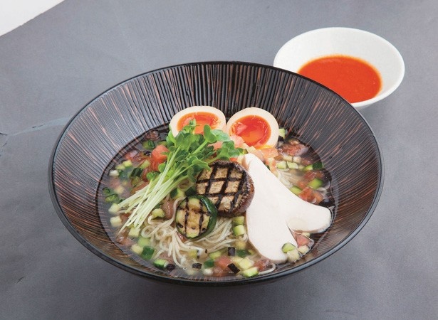 イタリアンにも変身！「夏野菜の冷しソバ」(鶏喰～TRICK～)