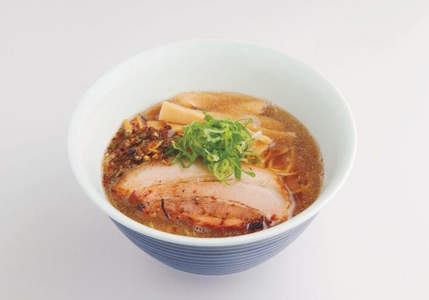 煮干しのうま味と風味が効いた定番「煮干しラーメン」(麺やBar 渦)