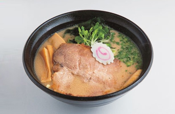濃厚鶏白湯スープに縮れ麺を合わせた定番「殿」(ラーメン246亭)