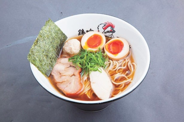 トッピングに鶏団子、ムネ肉が入っている「味玉鶏の醤油ら～めん」(鶏喰～TRICK～)