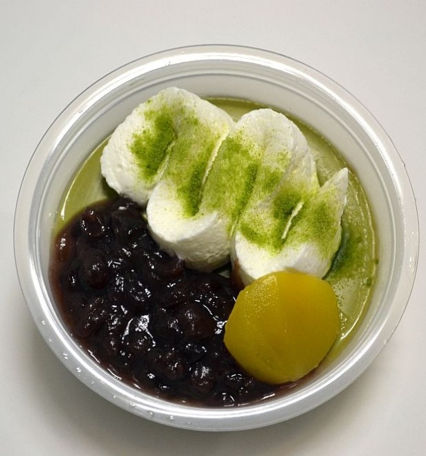 6月11日(火)に発売される「シェリエドルチェ 抹茶ババロア」(250円)。ババロア部分はほろ苦いが、クリームと餡は甘め。一緒に食べるとちょうど良い