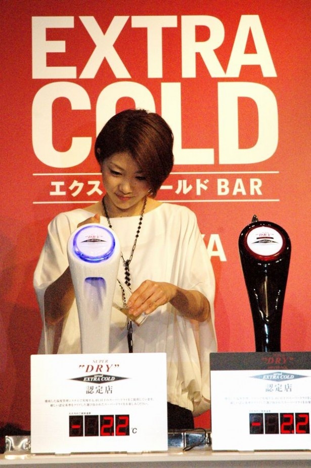 専用サーバーから慎重に注ぐ潮田さん